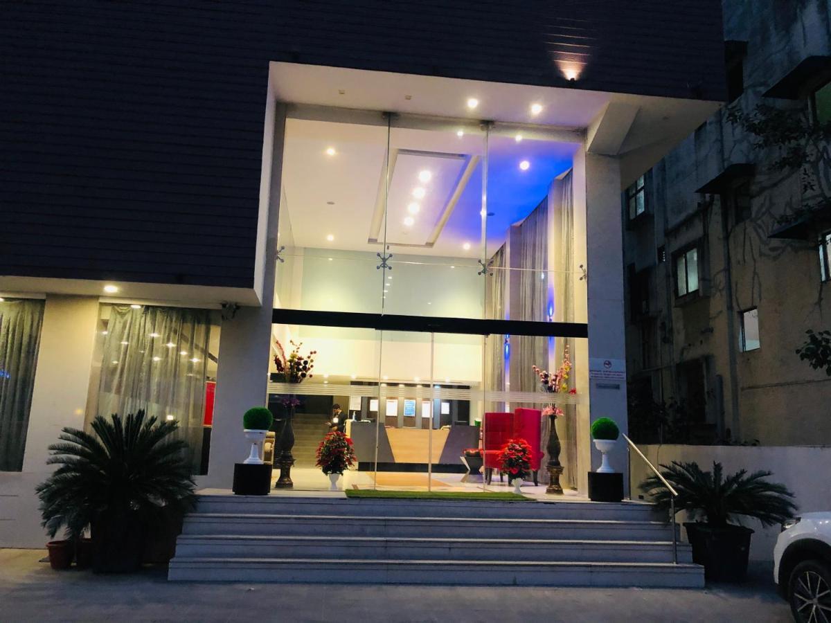 Veronica Hotel Vadodara Exterior photo