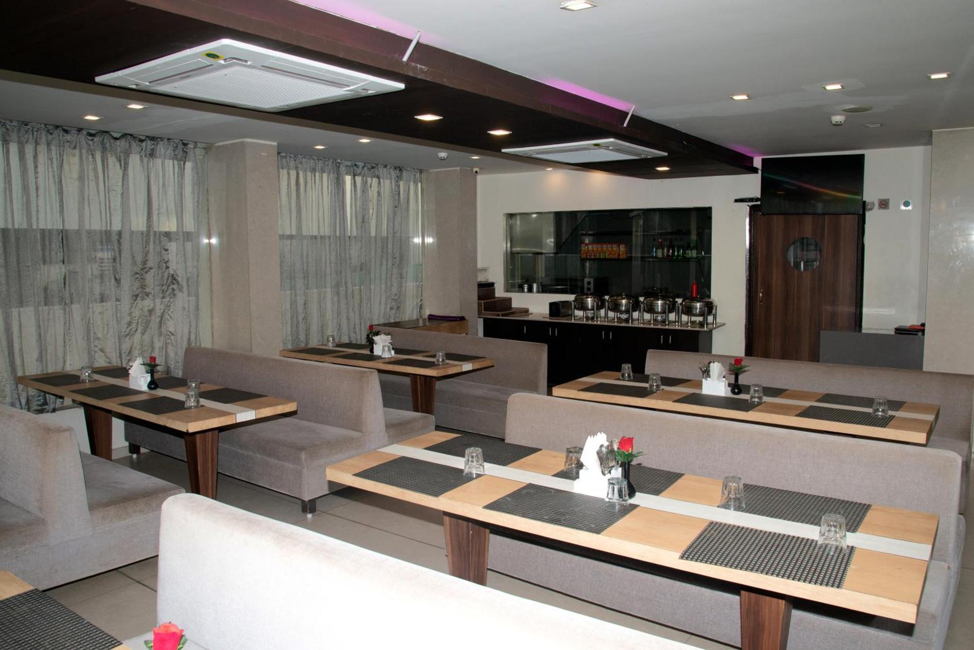 Veronica Hotel Vadodara Exterior photo