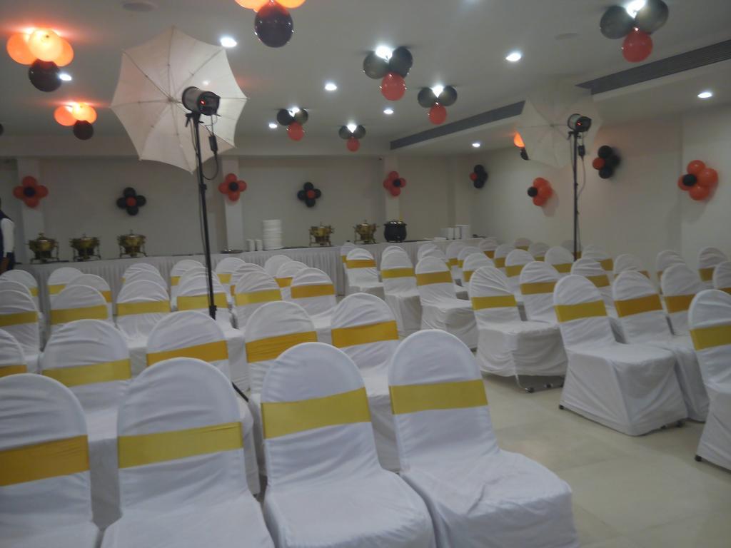 Veronica Hotel Vadodara Exterior photo