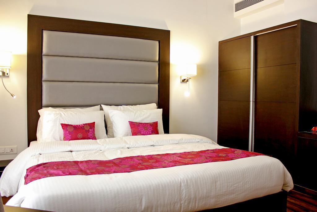 Veronica Hotel Vadodara Exterior photo
