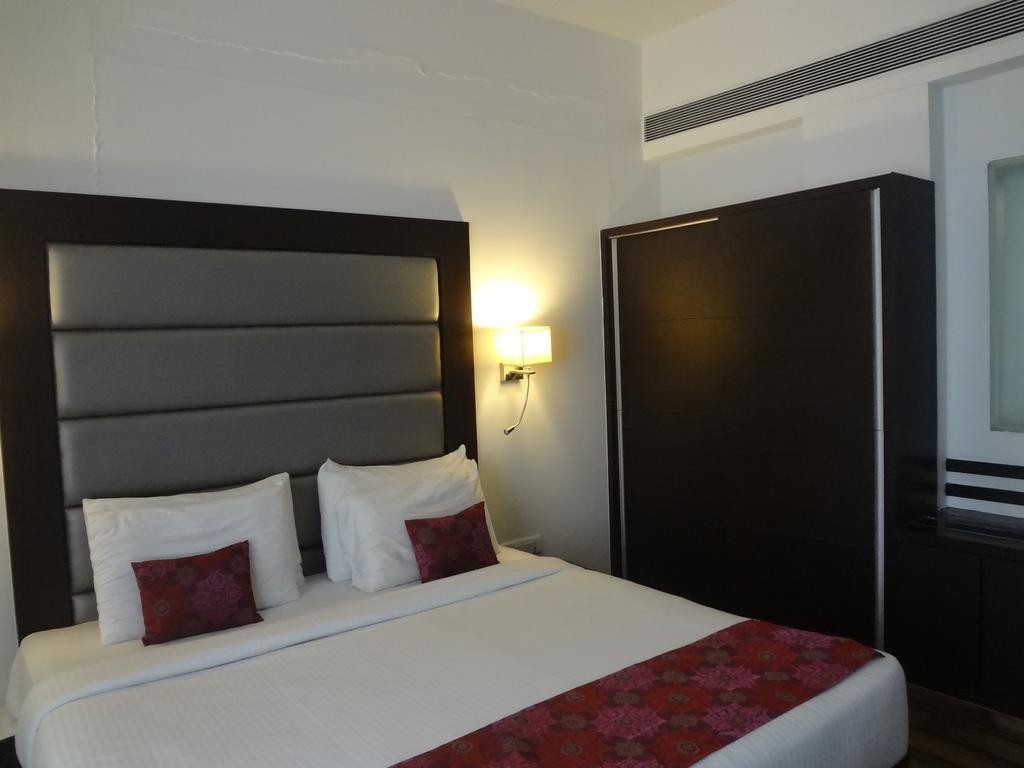 Veronica Hotel Vadodara Exterior photo