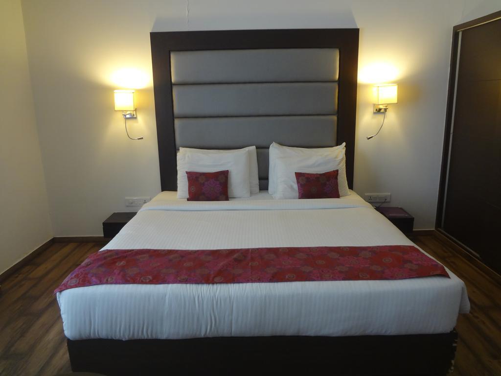 Veronica Hotel Vadodara Exterior photo