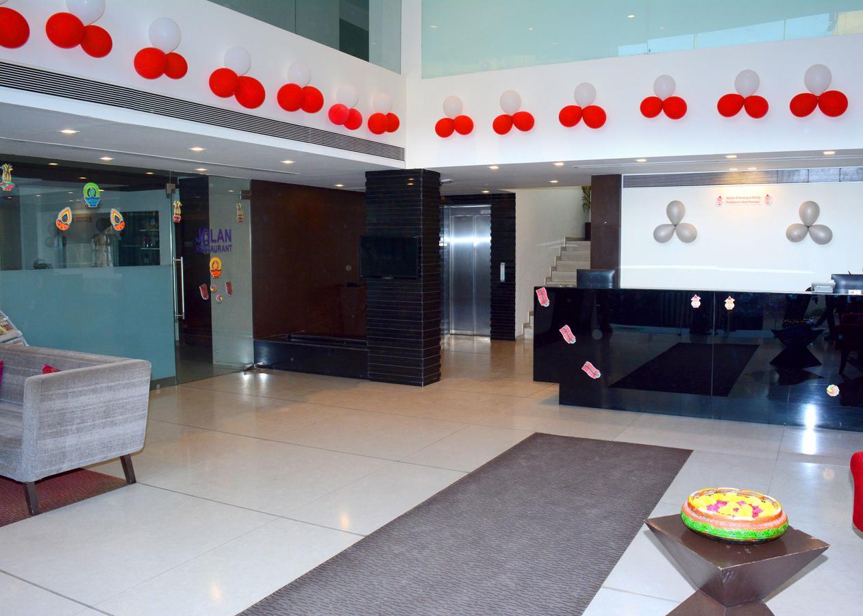 Veronica Hotel Vadodara Exterior photo